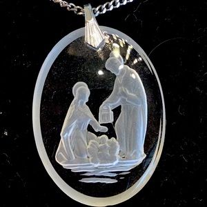 Vintage carved crystal 3-D necklace!